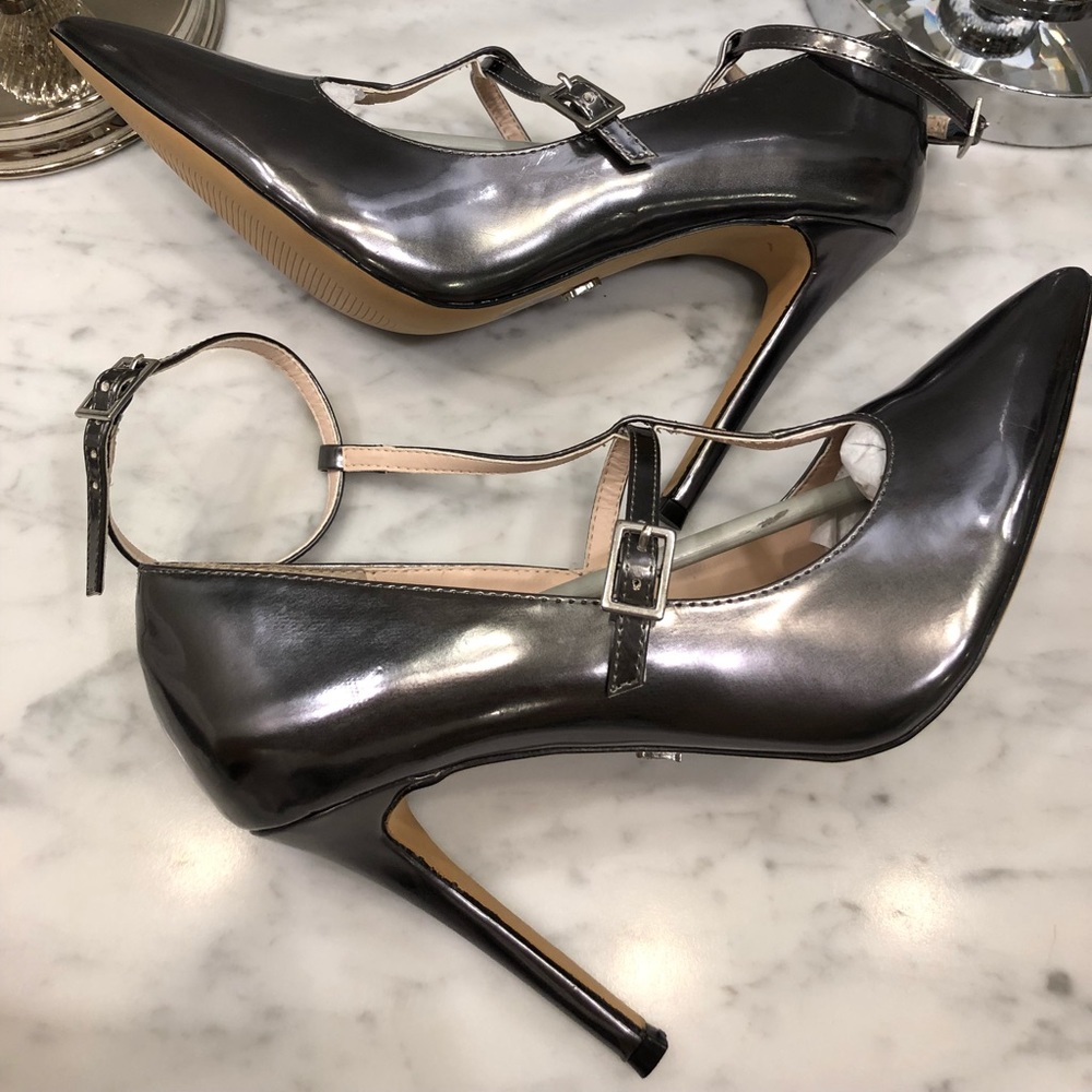 Victoria’s Secret T-Strap Shoes 👠